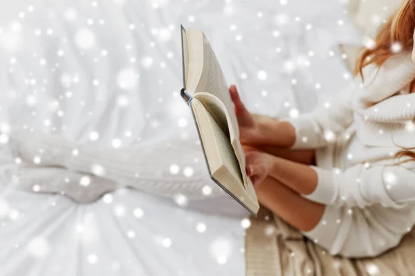 Закрыть глаза на то, что молодая женщина читает книгу дома — стоковое фото