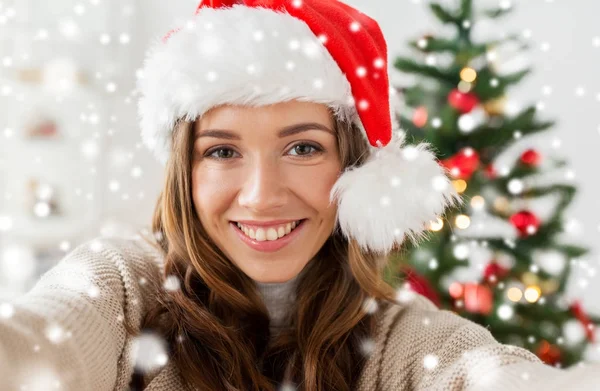 Kvinna i santa hatt tar selfie vid jul — Stockfoto