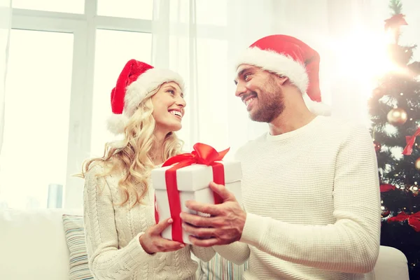 Casal feliz em casa com caixa de presente de Natal — Fotografia de Stock