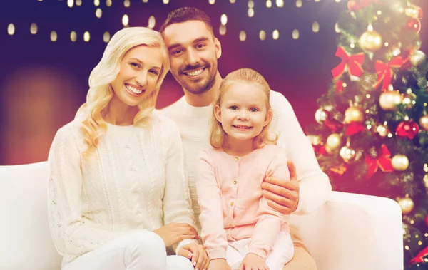 幸せな家族のクリスマス ツリーの上 — ストック写真