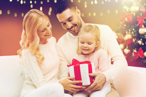 Glückliche Familie mit Weihnachtsgeschenk — Stockfoto