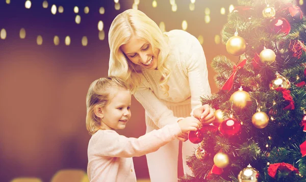 Mutter und Tochter schmücken Weihnachtsbaum — Stockfoto