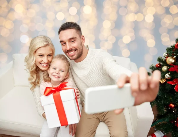 Familia tomando selfie con smartphone en Navidad — Foto de Stock