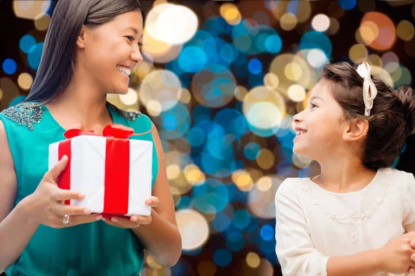 Gelukkig moeder en dochter meisje met geschenkdoos — Stockfoto