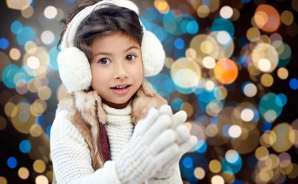 Dziewczyna w zimie nauszniki na święta światła — Zdjęcie stockowe