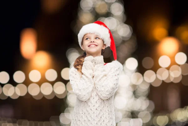 Fille rêveuse dans santa chapeau d'aide — Photo