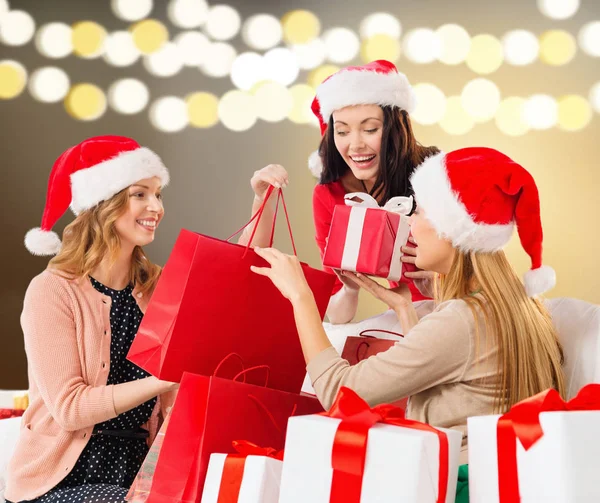 Kvinnor med kassar och julklappar — Stockfoto