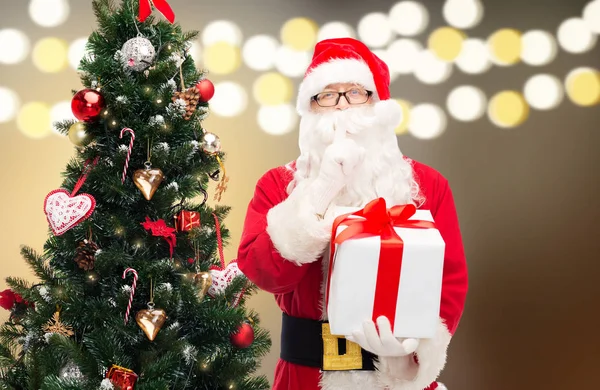 Papai Noel com caixa de presente na árvore de natal — Fotografia de Stock