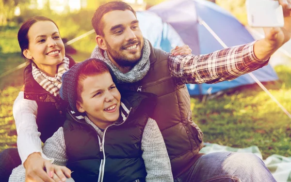 Família com smartphone tomando selfie no parque de campismo — Fotografia de Stock