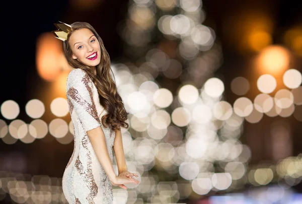 Mujer feliz en la corona sobre las luces del árbol de Navidad — Foto de Stock