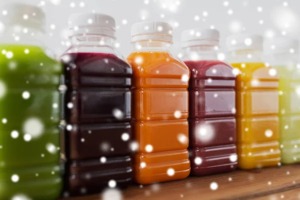 Butelki z różnych owoców lub soków warzywnych Obraz Stockowy