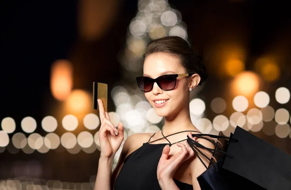 Frau mit Kreditkarte und Einkaufstasche — Stockfoto