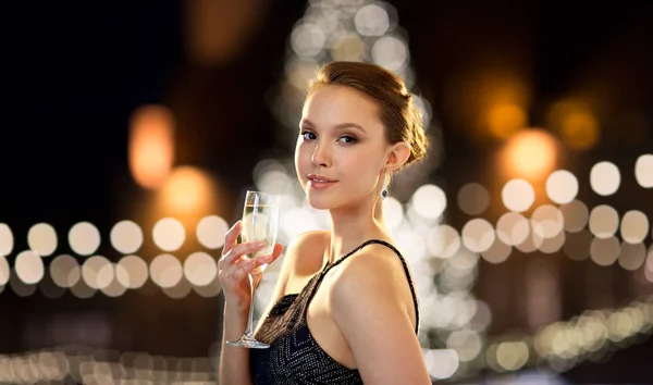 Joven asiático mujer bebiendo champán en Navidad —  Fotos de Stock