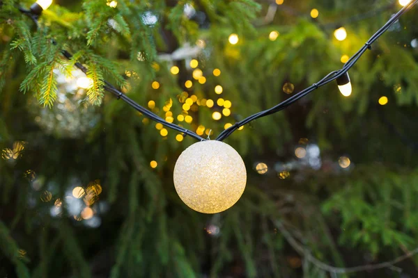 Primer plano del bulbo de guirnalda de árbol de Navidad al aire libre —  Fotos de Stock