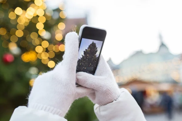 Mains avec smartphone photographiant arbre de Noël — Photo