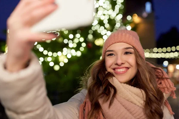 Młoda kobieta biorąc Selfie nad choinką — Zdjęcie stockowe