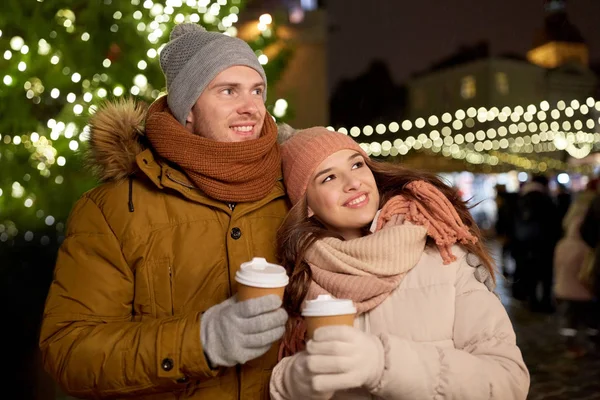 Heureux jeune couple avec café au marché de Noël — Photo