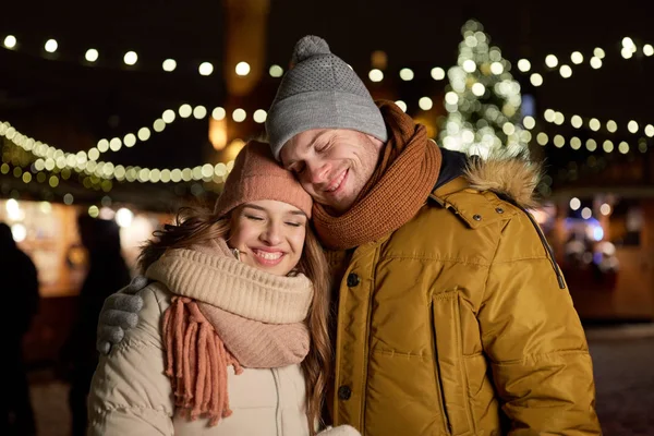 Щаслива пара переслідує на різдвяній ялинці — стокове фото