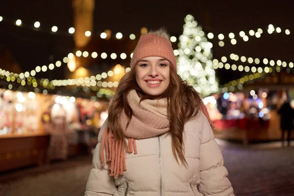 Heureuse jeune femme au marché de Noël en hiver — Photo