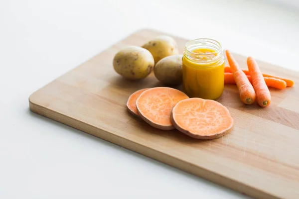 Vegetabiliska puré eller barnmat i glasburk — Stockfoto