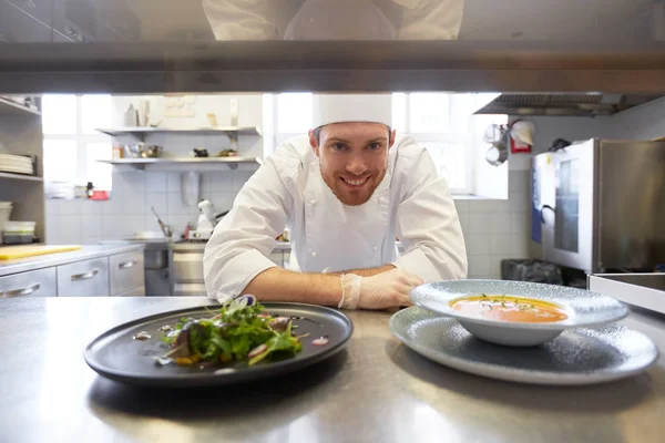 Gelukkig mannelijke chef-kok koken eten bij restaurant keuken — Stockfoto