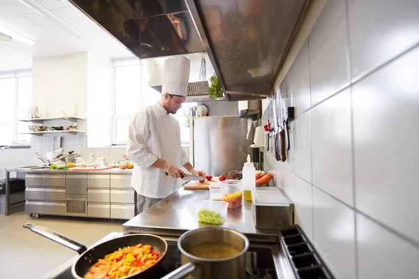 Manlig kock Matlagning mat på restaurang kitchen — Stockfoto