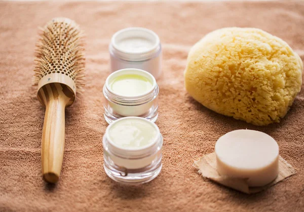 Cepillo para el cabello, crema, esponja, jabón y toalla de baño —  Fotos de Stock