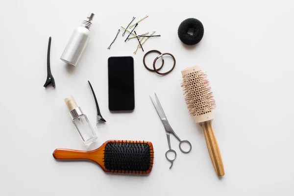 Smartphone, nożyczki, pędzle i innych narzędzi do włosów — Zdjęcie stockowe