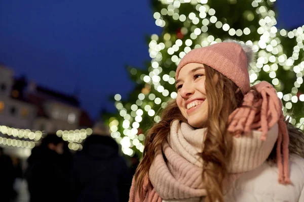 Щаслива молода жінка на різдвяному ринку взимку Ліцензійні Стокові Зображення