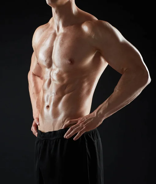 Κοντινό πλάνο του ανθρώπου ή bodybuilder με γυμνό τον κορμό — Φωτογραφία Αρχείου