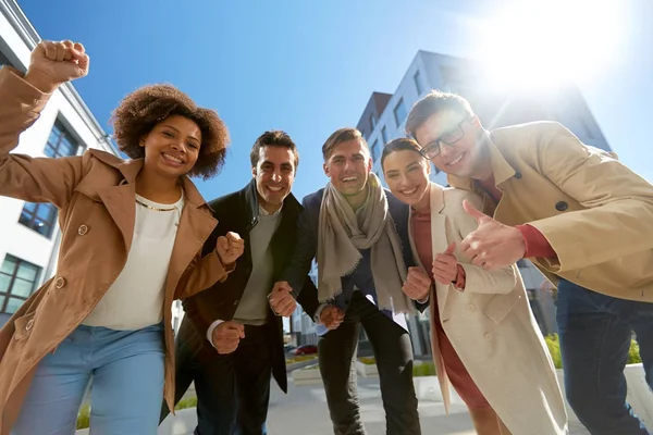 Groep mensen duimen opdagen in de stad — Stockfoto