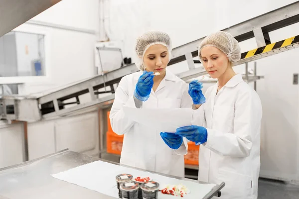 Kobiet technologów degustacja lody w fabryce — Zdjęcie stockowe