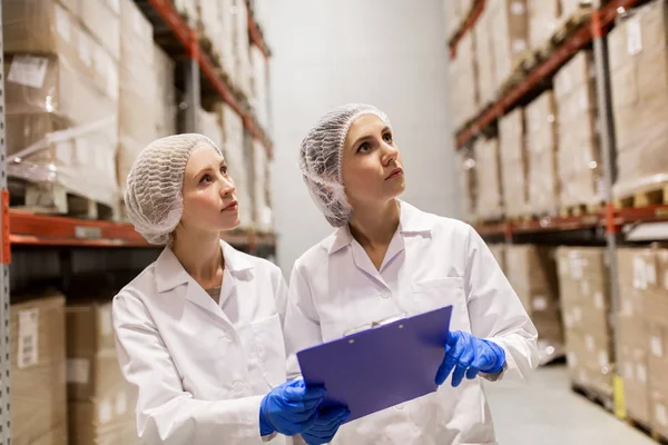 Mujeres tecnólogos en almacén de fábrica de helados — Foto de Stock