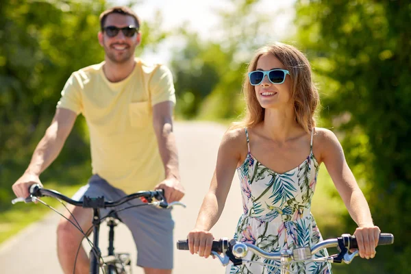 여름에 자전거를 타고 행복 한 젊은 커플 — 스톡 사진