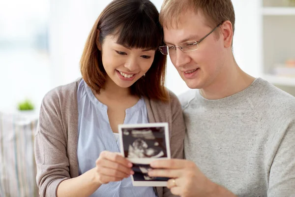Close up of happy couple with baby ultrasound — Stock Photo, Image