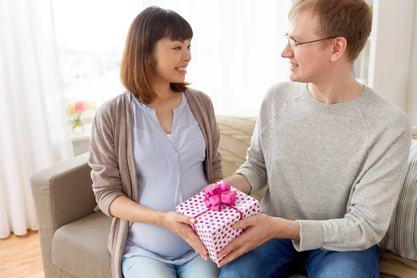 Marido dando presente de aniversário à esposa grávida — Fotografia de Stock