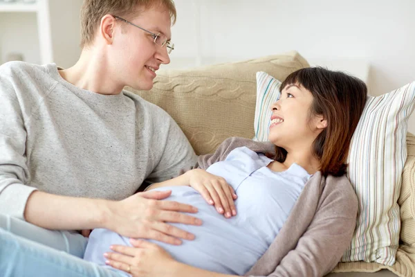 Glückliche schwangere Frau mit Ehemann zu Hause — Stockfoto