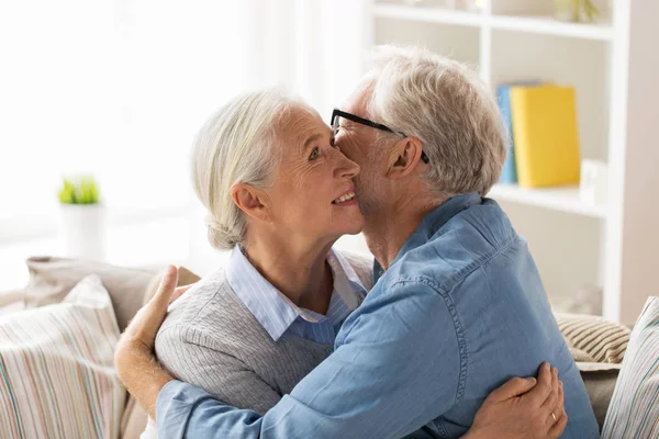 Glückliches Senioren-Paar beim Umarmen zu Hause — Stockfoto