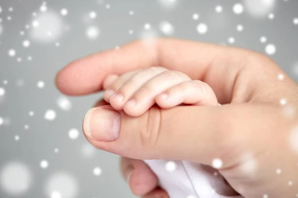 Närbild av mor och nyfödda baby händer — Stockfoto