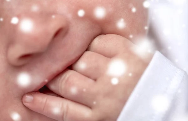 그의 손가락을 빠는 아기의 클로즈업 — 스톡 사진