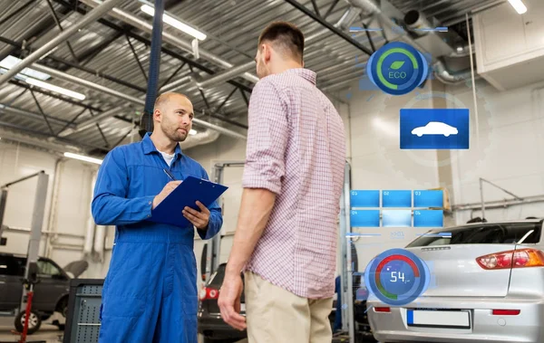 Meccanico con appunti e uomo in officina — Foto Stock