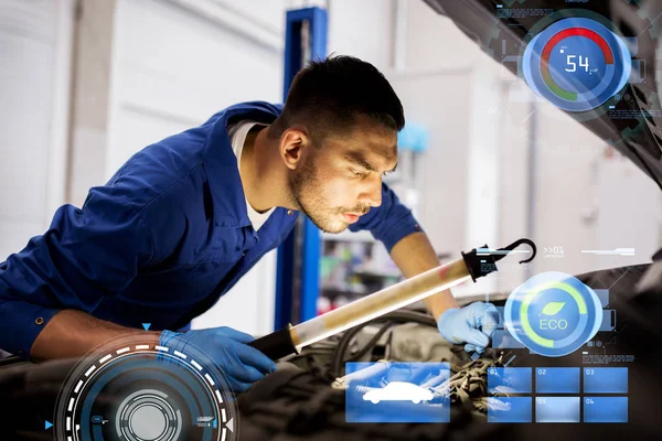 Mecánico hombre con lámpara de reparación de coches en el taller —  Fotos de Stock