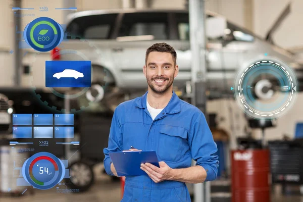 Hombre mecánico feliz con portapapeles en el taller de coches —  Fotos de Stock