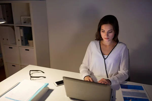 Femme d'affaires avec ordinateur portable au bureau de nuit — Photo