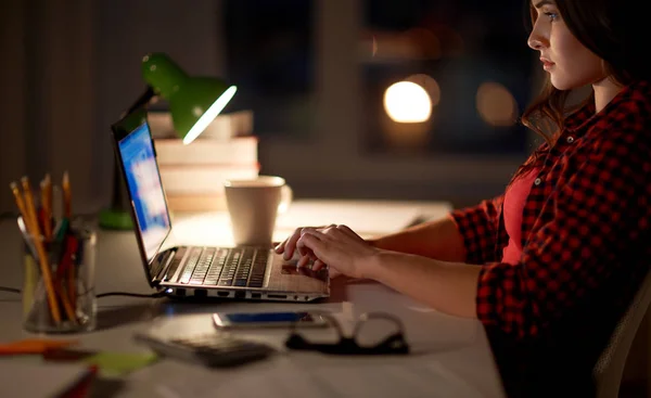 Mahasiswa atau wanita mengetik di laptop di rumah malam — Stok Foto