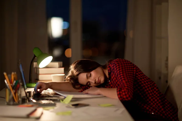 Student lub kobiecie spania na stole w nocy do domu — Zdjęcie stockowe