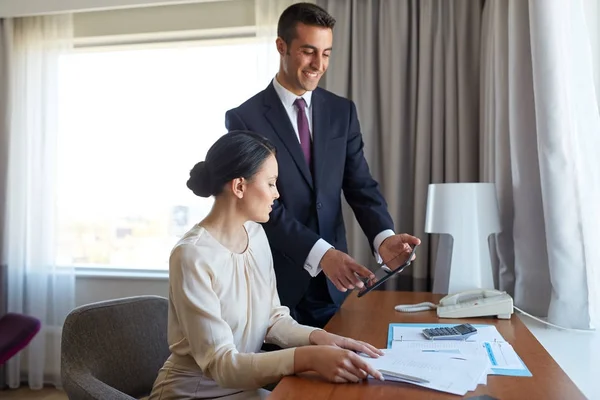 Business team met papieren werken op hotelkamer — Stockfoto