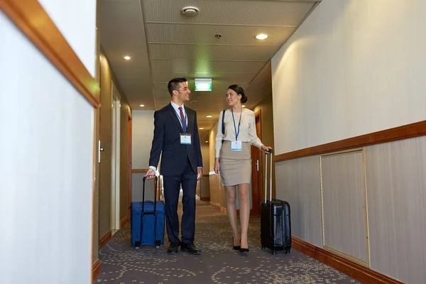 Business team with travel bags at hotel corridor — Stock Photo, Image