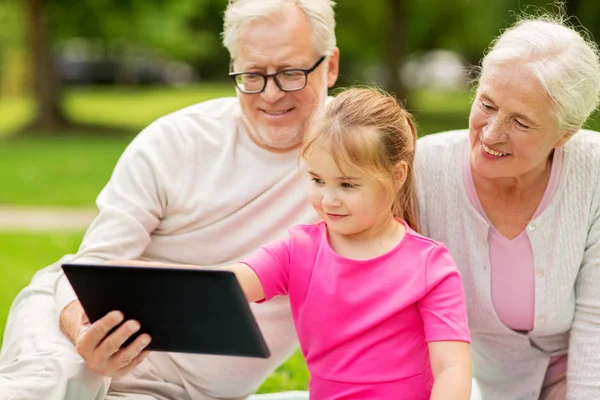 Бабушки и дедушки и внучки с планшетным ПК — стоковое фото