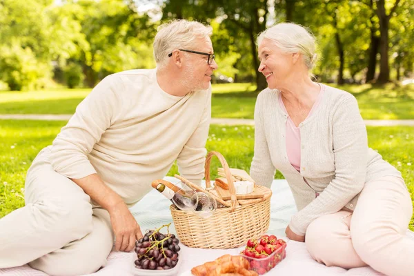 Щаслива старша пара має пікнік в літньому парку — стокове фото